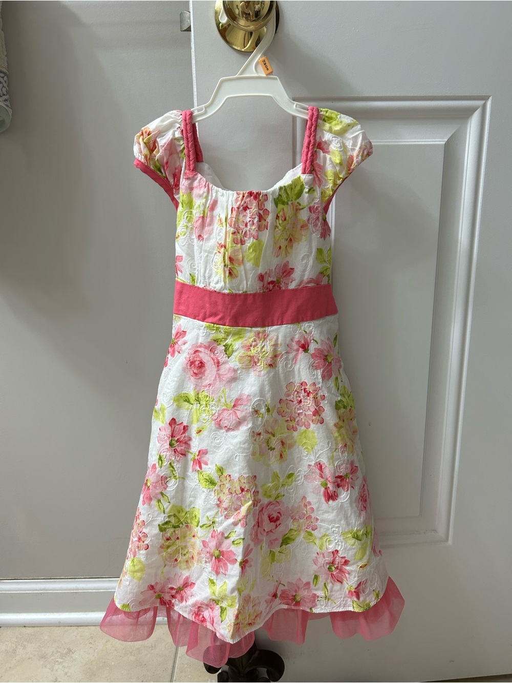 Girl’s White Floral Dress 🌺